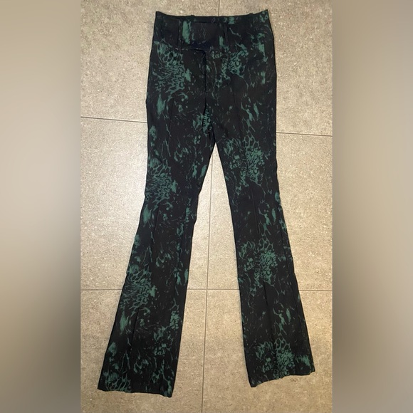 Urban Outfitters Toni Flare Pants Black Green Animal Print Spandex Stretch 0 - Picture 1 of 4